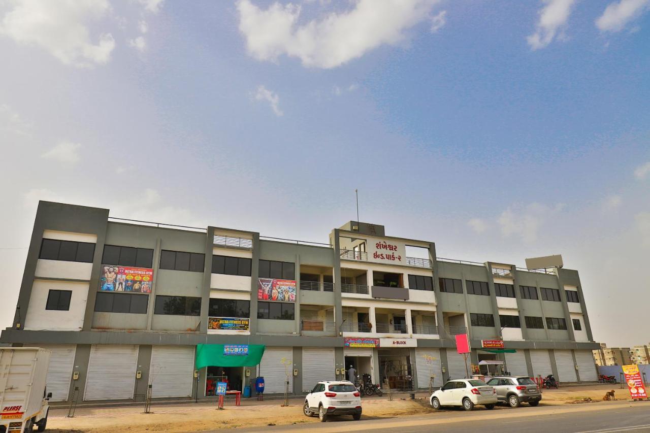 Oyo 15417 Red Rose Hotel Watuwa Exterior foto