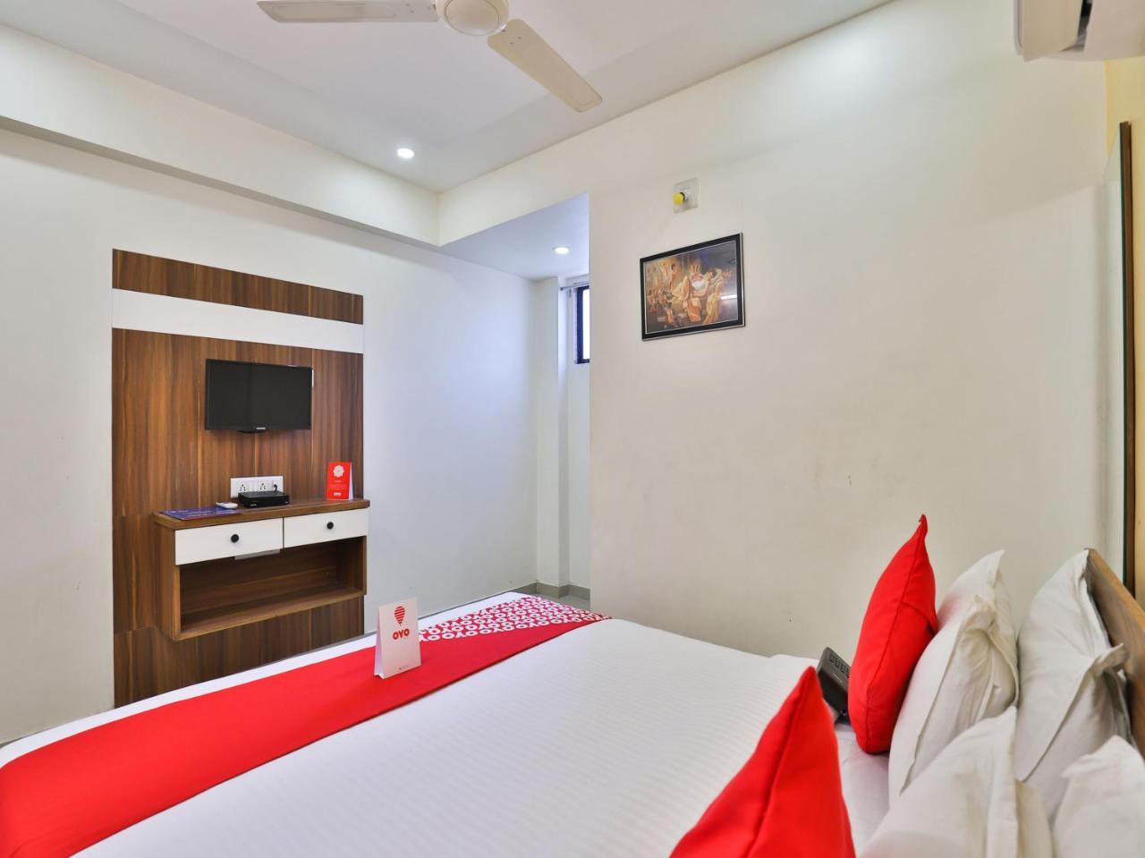 Oyo 15417 Red Rose Hotel Watuwa Exterior foto
